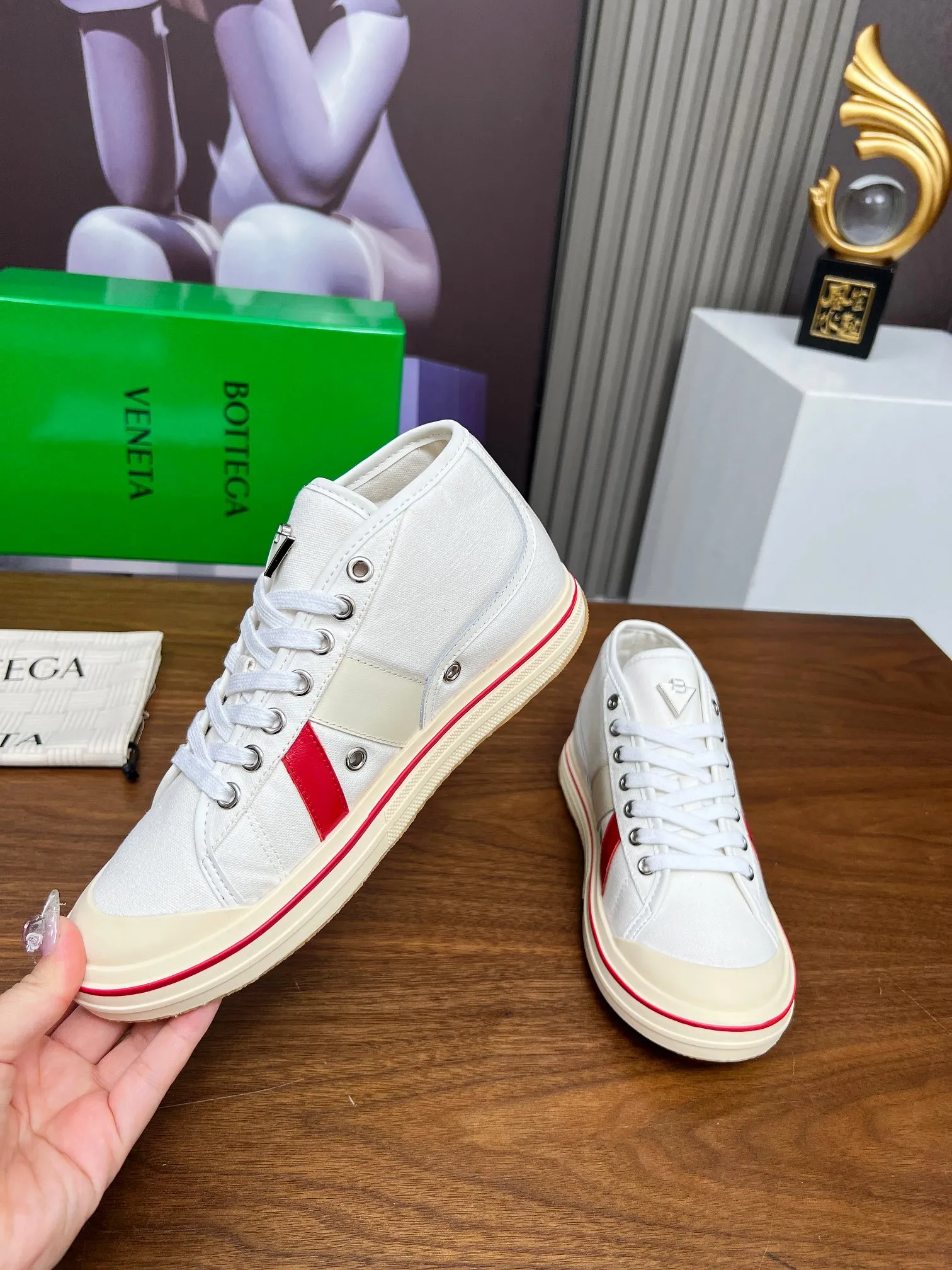 Men's men's shoes 💰520💰 Bottega Veneta BV's latest Eliot series retro basketball shoes casual sports canvas shoes 🔥Become a god when it is launched!🔥 Inspired by retro basketball sneakers, the color combination highlights youthful vitality and perfectly interprets the theme of youth and childlike innocence. The details are also very particular. The summer canvas brings excellent durability and comfort. Designs such as calfskin trim, rubber toe caps and hand-painted retro red lines are full of retro feel. The round toe and convex sole add a modern feel and are suitable for various styles. Easily create a fashionable atmosphere. The upper foot is the focus...can be worn as a couple's shoes...The red lines on each shoe edge are hand-painted, which adds more taste and attitude! ✦Fabric: Original customized high-density canvas + cowhide ✦Inner lining: original customized breathable canvas ✦Insole: movable latex cowhide insole ✦Sole: original molded non-slip and wear-resistant TPU material ✦Sole thickness: 3cm ✦Number of sizes: female size 35--40, female 40 is customized and non-returnable ✦Number: male size 39--45, male 45 is customized and non-returnable